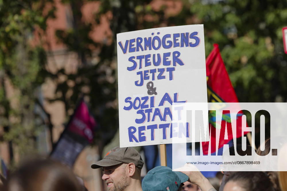DGB Demonstration Against the Dismantling of the Welfare State September 26, 2026, Berlin, Germany: Demonstration and rally in front of the Rotes Rathaus as part of the DGB Day of Action against the dismantling of the welfare state and military buildup