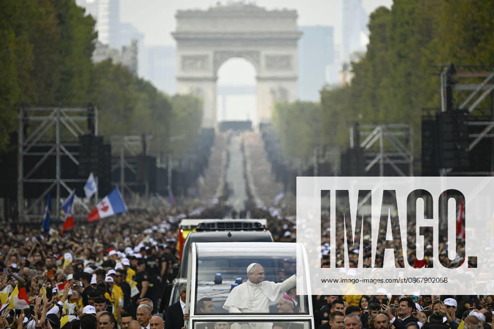 POPE LEO XIV CELEBRATES HOLY MASS AT PLACE DE LA CONCORDE - PARIS France, Paris, Vatican, 2026 9 26 Holy Mass celebrated by Pope Leo XIV at Place de la Concorde during his apostolic journey to France. - NO BOOKS