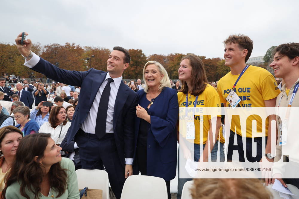 Jordan Bardella, Marine Le Pen: Celebrities at Pope Leo XIV’s grand Mass on the Place de la Concorde in Paris on September 26, 2026. Between the Avenue des Champs-Élysées and the Place de la Concorde, 700,000 faithful and onlookers, from all corners of the globe, gathered to attend the Mass celebrated by the Holy Father. The apostolic journey, from September 25 to 28, 2026, will continue in Lourdes and Metz. Jacovides Moreau Bestimage Celebrities attending the grand Mass celebrated by Pope Leo XIV at the Place de la Concorde in Paris on September 26, 2026. Between the Avenue des Champs-Élysées and the Place de la Concorde, 700,000 worshippers and onlookers from around the world gathered to attend the Mass celebrated by the Holy Father. The