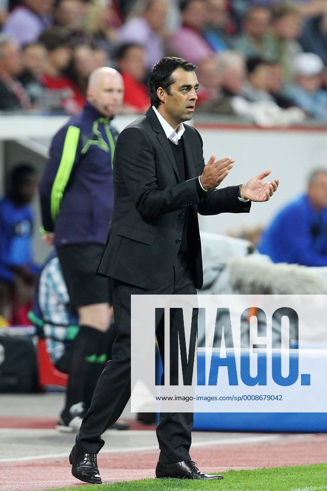 Fußball Champions League Bayer Leverkusen - KRC Genk am 28.09.2011 in der BayArena in Leverkusen Trainer Robin Dutt ( Leverkusen ) applaudiert zum 1:0