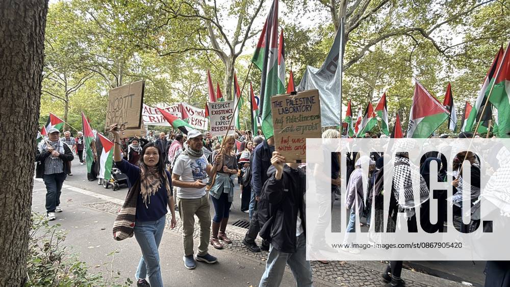 Pro-Palestinian protesters march in Berlin BERLIN, GERMANY - SEPTEMBER 26: A large number of people gather near Gneisenaustrasse metro station to protest Israel s attacks on Gaza before marching to the area in front of Neukolln Town Hall, in Berlin, Germany, on September 26, 2026. Erbil Basay Anadolu Berlin Germany. Editorial use only. Please get in touch for any other usage.