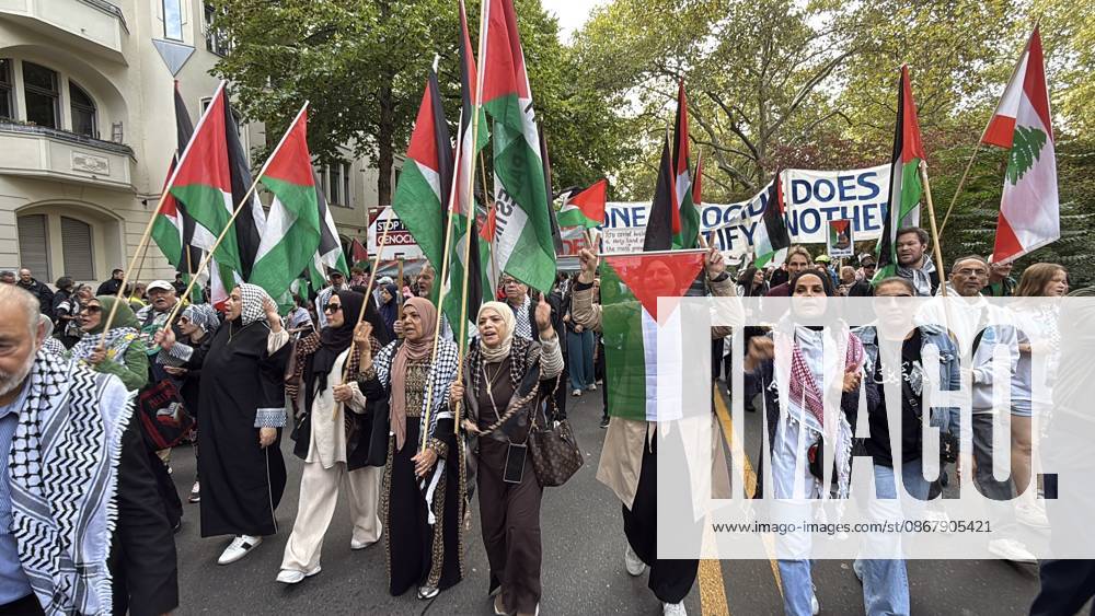 Pro-Palestinian protesters march in Berlin BERLIN, GERMANY - SEPTEMBER 26: A large number of people gather near Gneisenaustrasse metro station to protest Israel s attacks on Gaza before marching to the area in front of Neukolln Town Hall, in Berlin, Germany, on September 26, 2026. Erbil Basay Anadolu Berlin Germany. Editorial use only. Please get in touch for any other usage.