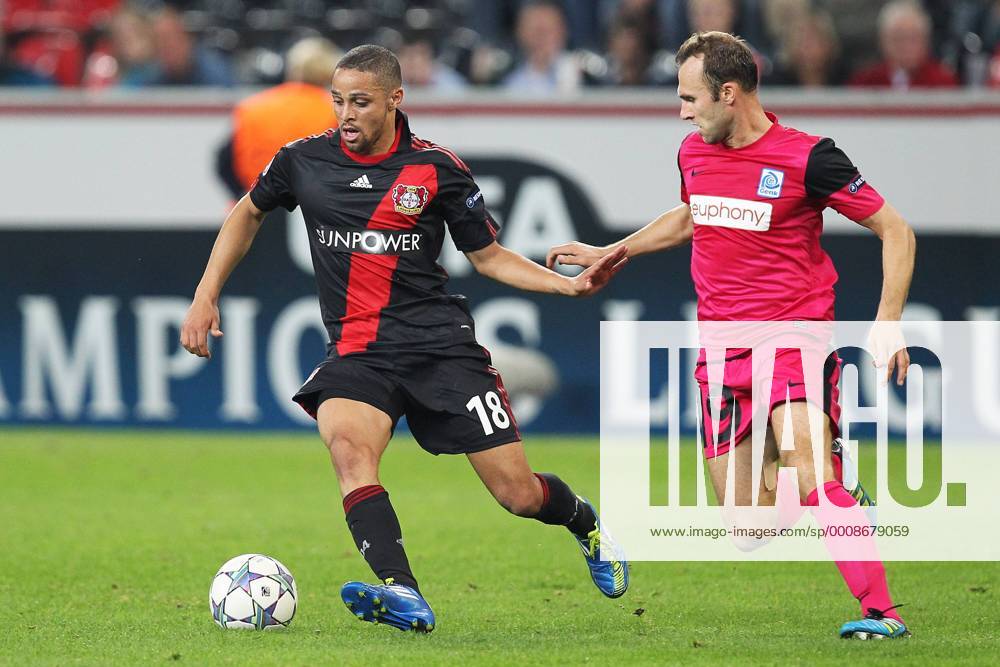 Fußball Champions League Bayer Leverkusen - KRC Genk am 28.09.2011 in der BayArena in Leverkusen Sidney Sam ( Leverkusen ), links - Thomas Buffel ( Genk ), rechts