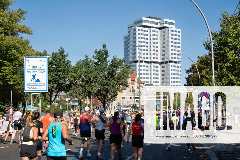Berlin, September 27, 2026, 52nd BMW Berlin Marathon, Scenes from kilometer 31 on Hohenzollerndamm in the Wilmersdorf district