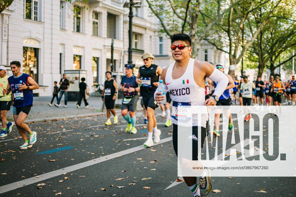 Highlights from the 52nd BMW BERLIN MARATHON on September 27, 2026, in Berlin: Runners on the marathon course and spectators lining the route of the 2026 BMW Berlin Marathon