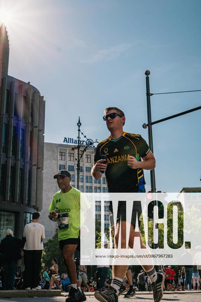 Highlights from the 52nd BMW BERLIN MARATHON on September 27, 2026, in Berlin: Runners on the marathon course and spectators lining the route of the 2026 BMW Berlin Marathon