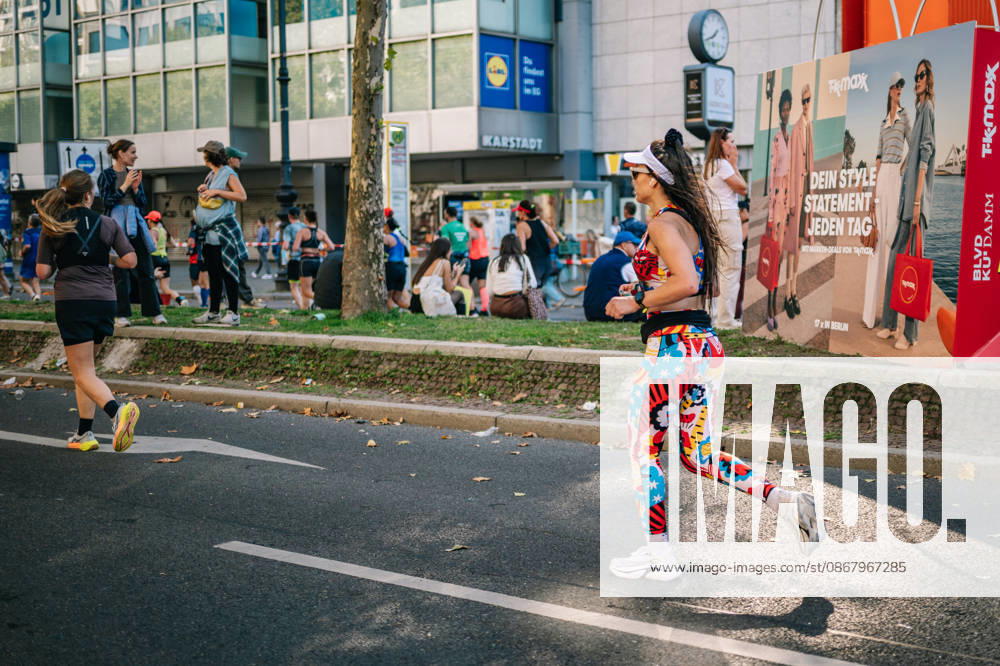 Highlights from the 52nd BMW BERLIN MARATHON on September 27, 2026, in Berlin: Runners on the marathon course and spectators lining the route of the 2026 BMW Berlin Marathon