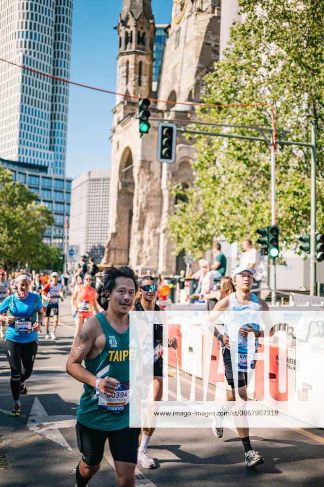 Highlights from the 52nd BMW BERLIN MARATHON on September 27, 2026, in Berlin: Runners on the marathon course and spectators lining the route of the 2026 BMW Berlin Marathon