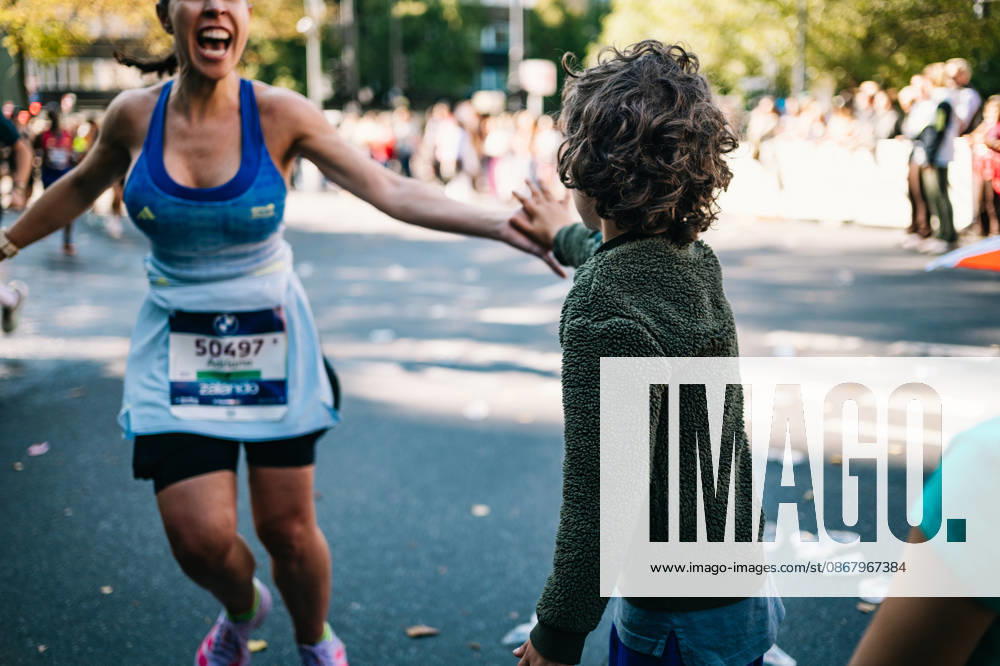 Highlights from the 52nd BMW BERLIN MARATHON on September 27, 2026, in Berlin: Runners on the marathon course and spectators lining the route of the 2026 BMW Berlin Marathon