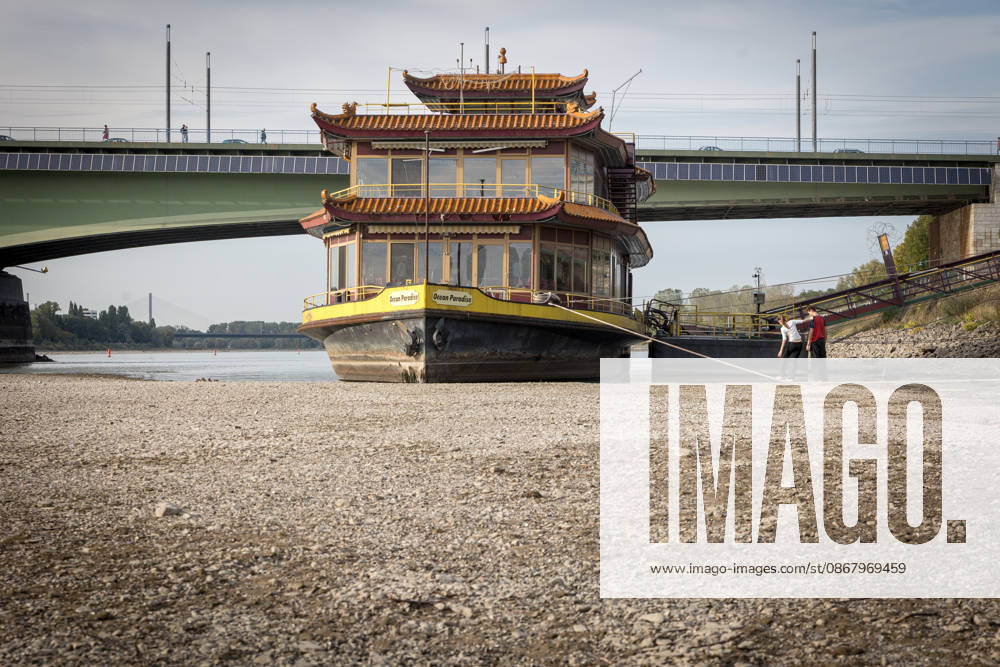 Extremely Low Water Levels Expose Chinese Ship in Bonn Beuel Bonn Beuel, September 26, 2026 Two young people are balancing on the steel cable lying dry on the ground, to which the former