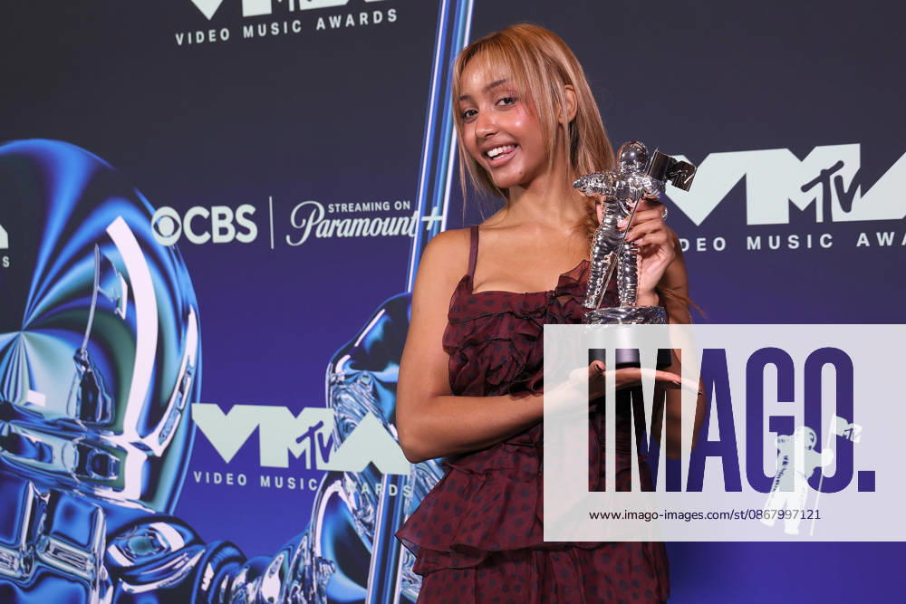 2026 MTV Video Music Awards (VMAs) - Press Room PinkPantheress, winner of the Best Art Direction award for Stateside , poses in the press room during the 2026 MTV Video Music Awards (VMAs) at Peacock Theater on September 27, 2026 in Los Angeles, California. Los Angeles Peacock Theater California United States