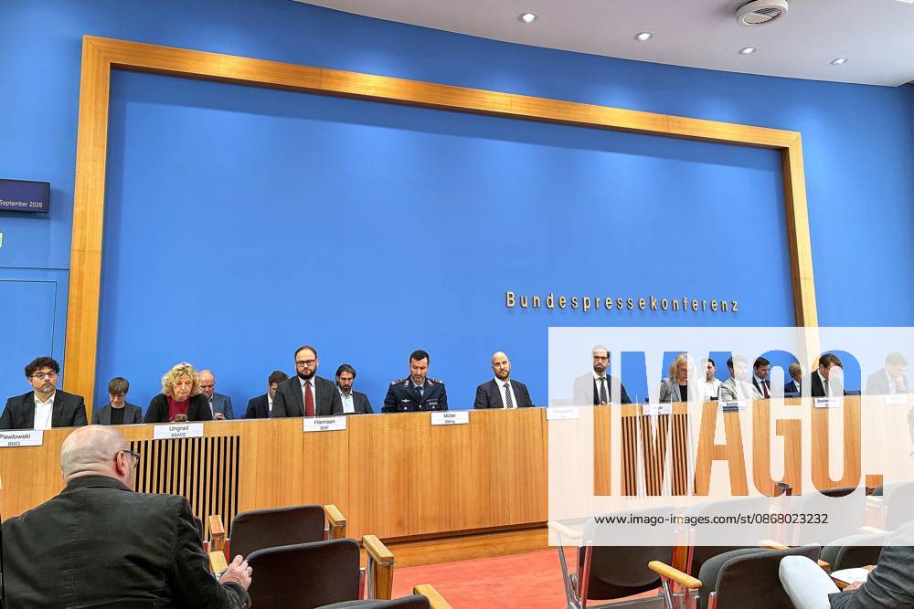 Federal Press Conference Government Press Conference L R u a Felix Pawlowski (BMG), Susanne Ungrad (BMWE), Lars Harmsen (BMF), Mitko Müller (BMVg), Josef Hinterseher (AA), Steffen Meyer (BPA), Corinna Buschow (BPK), Leonard Kaminski (BMI), Vincent Kirschner (BMJV), Marius Mühlhausen (BMAS), Bastian Zimmermann (BMUKN)