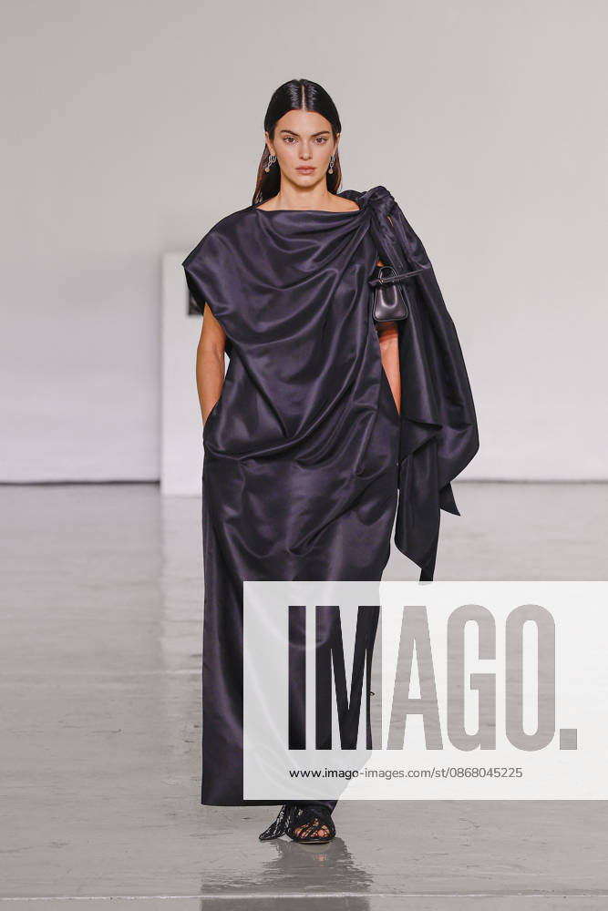 Kendall Jenner walks the runway at the Bottega Veneta Spring Summer 2027 Ready-to-Wear Collection show during Milan Fashion Week, September 25, 2026 Bottega Veneta Ready-to-Wear Spring Summer 2027 Fashion Show at Milan Fashion Week, Milan, Italy