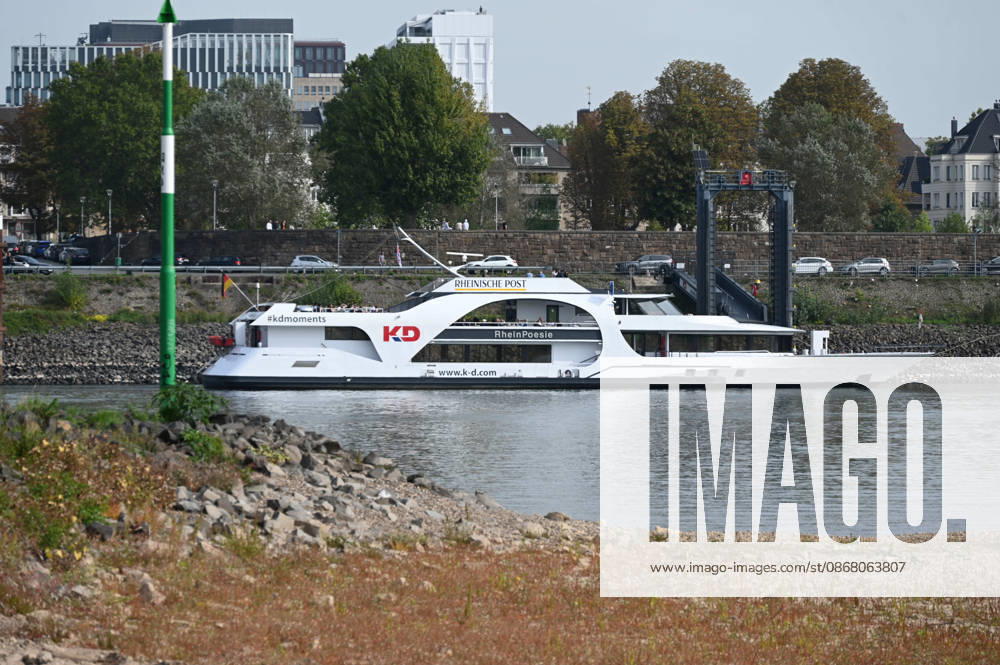 Low water levels in the Rhine have exposed a large sandbar; rocks and sand on the riverbank near the Theodor Heuss Bridge, with the passenger ship Rheinpoesie in the background. Low water levels in the Rhine near Düsseldorf, Düsseldorf, September 28, 2026,