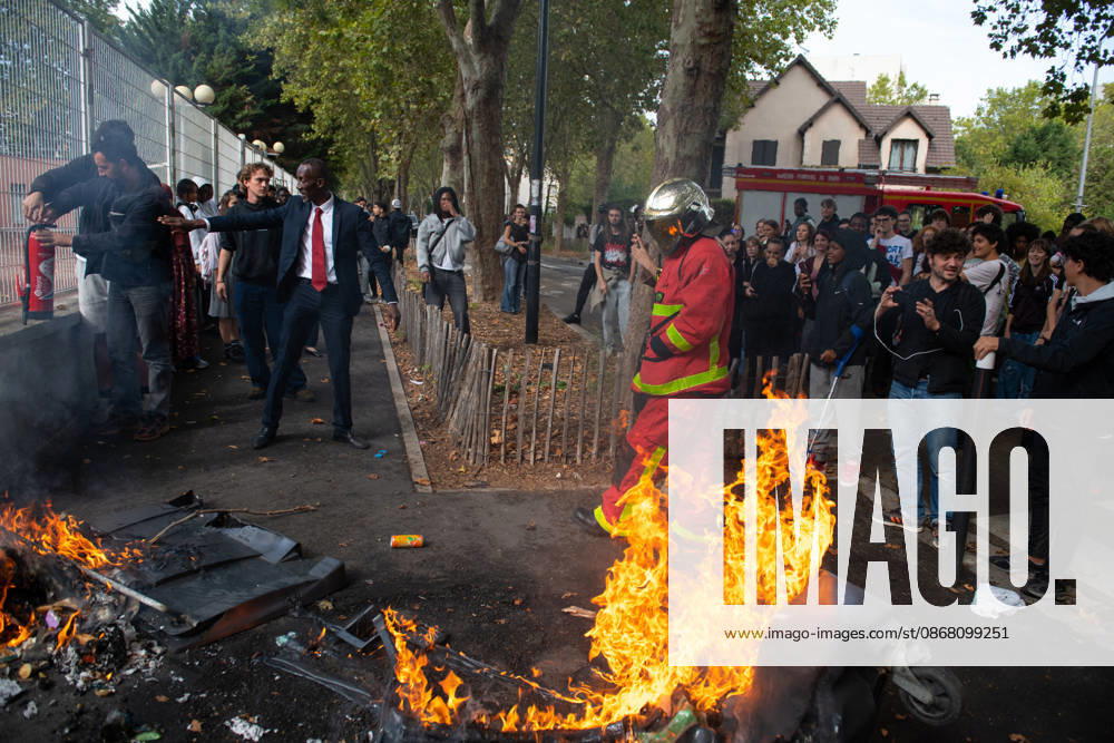 Mayor Bally Bagayoko meets with students gathered outside Frédéric Bartholdi Vocational High School - Saint-Denis Saint-Denis Mayor Bally Bagayoko reaches for a fire extinguisher as he prepares to help put out a burning rubbish bin outside Frédéric Bartholdi Vocational High School during a protest over a lack of resources in Saint-Denis, France, on September 28, 2026. Photo by Fabrice Sapte ABACAPRESS.COM Saint-Denis France