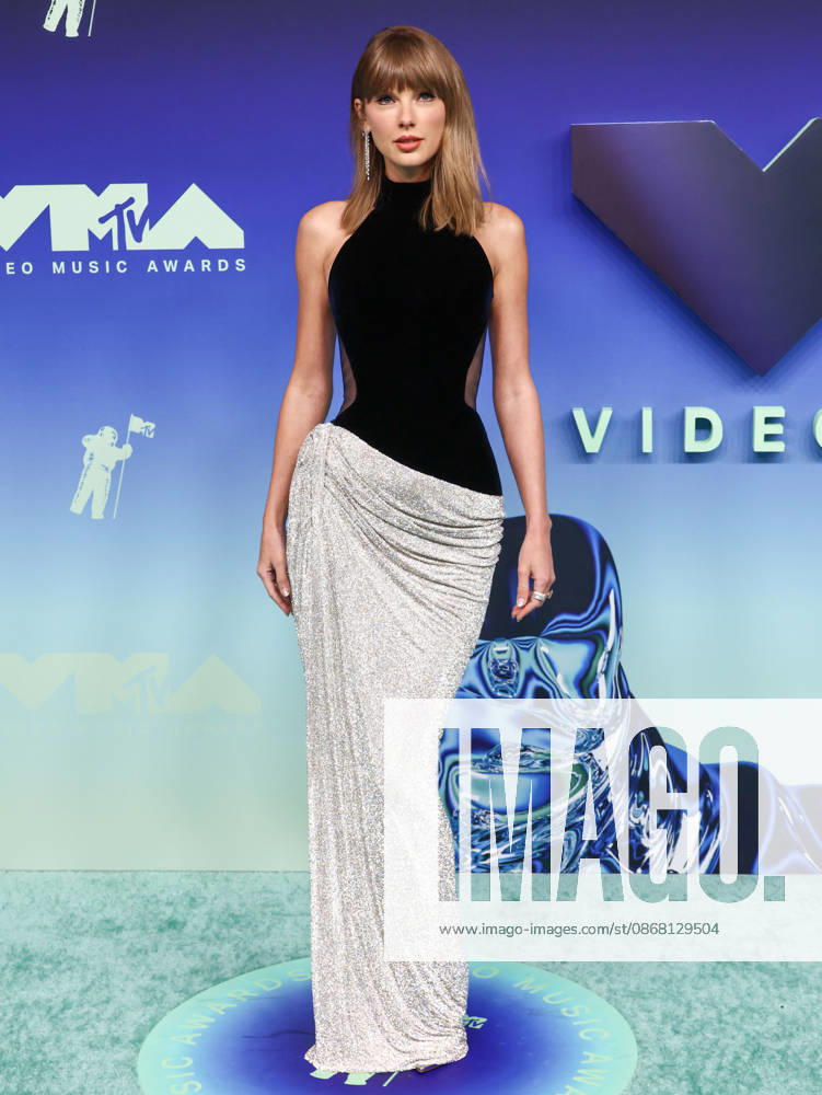 2026 MTV Video Music Awards (VMAs) LOS ANGELES, CALIFORNIA, USA - SEPTEMBER 27: Taylor Swift wearing Tamara Ralph FW26 Couture, Leviev earrings, and Etho Maria and Forever Diamonds rings, styled by Joseph Cassell Falconer arrives at the 2026 MTV Video Music Awards (VMAs) held at Peacock Theater at L.A. Live on September 27, 2026 in Los Angeles, California, United States. Los Angeles Peacock Theater at L.A. Live California United States