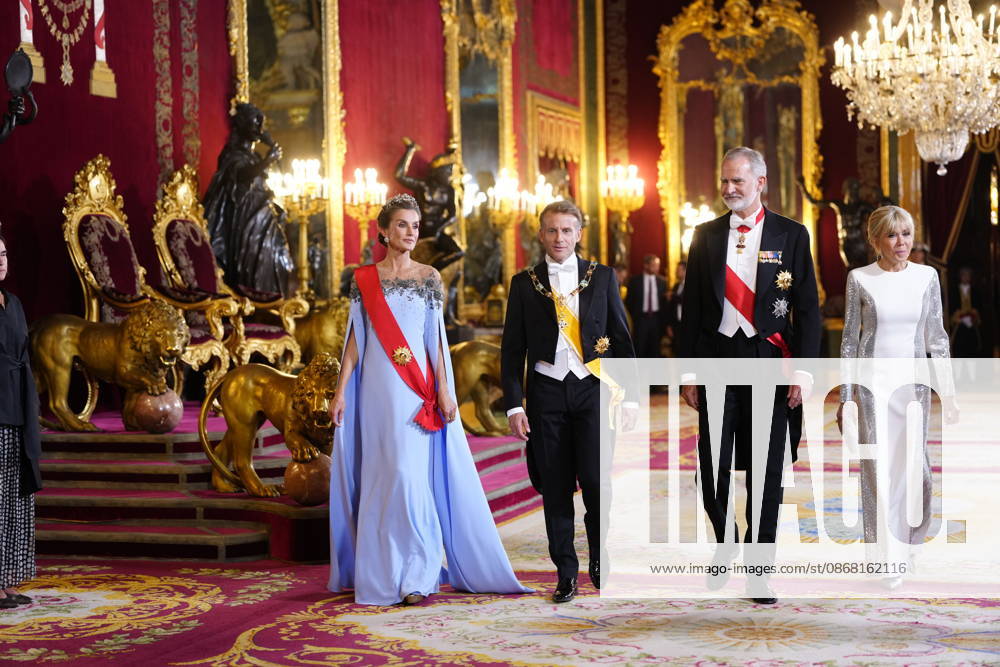 Gala Queen Letizia and King Felipe with Emmanuel Macron and Brigitte Macron pose before the galadinner at the royal palace in Madrid on the 1st day of the 2 day statevisit to Spain. No Spain Â