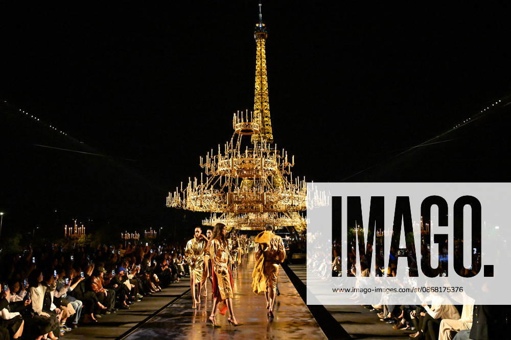 PFW Saint Laurent Runway A model walks the runway at the Saint Laurent show during Paris Fashion Week, in Paris, France on 29 September 2026. Photo by Julien Reynaud APS-Medias ABACAPRESS.COM Paris France
