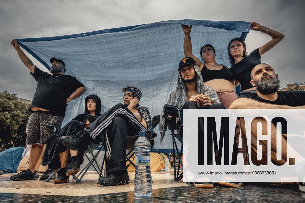 Protesters gather at a tent camp in BarcelonaÃ¢â‚¬â ¢s PlaoÂßa de Catalunya to demand affordable housing and an end to evictions amid nationwide protests over SpainÃ¢â‚¬â ¢s housing crisis. Barcelona Spain - ZUMAo105 20260930_fap_o105_015
