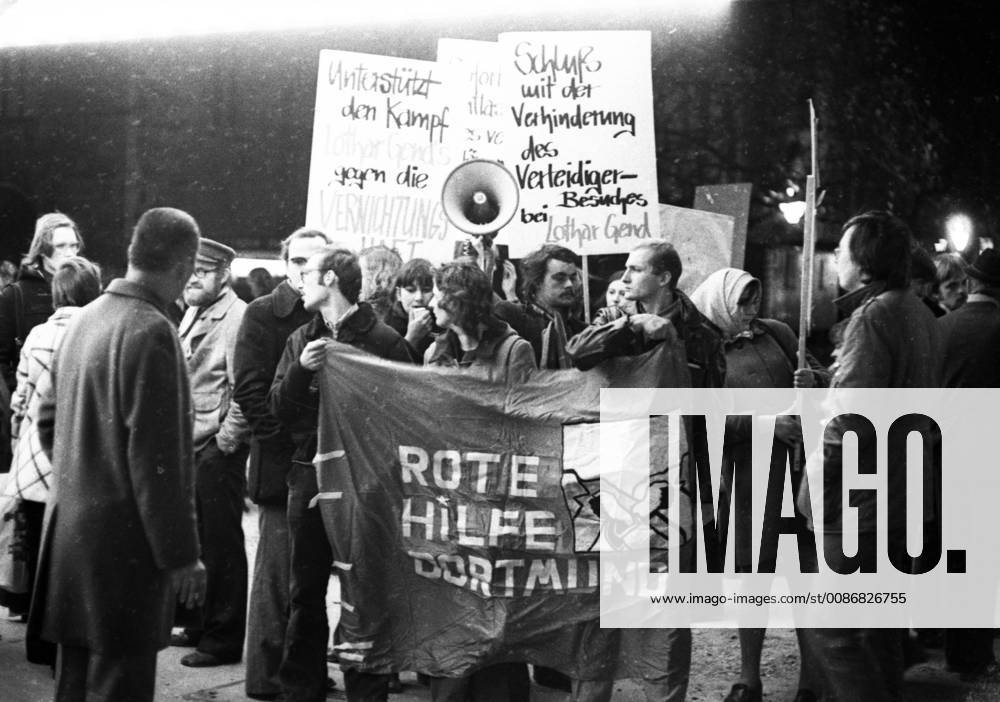 RAF-Symphatisanten protestieren 1974 DEU, Deutschland, Dortmund: Linksradikale Sympathisanten der Rote Armee Fraktion ( RAF) protestierten am 13.11.1974 in Dortmund nach dem Tod infolge des Hungerstreiks an Holger Meins in der City von Dortmund . DEU, Germany, Dortmund: Left-wing radical sympathisers of the Red Army Faction (RAF) protested on 13.11.1974 in Dortmund after the death of Holger Meins as a result of the hunger strike in the city of Dortmund . NRW