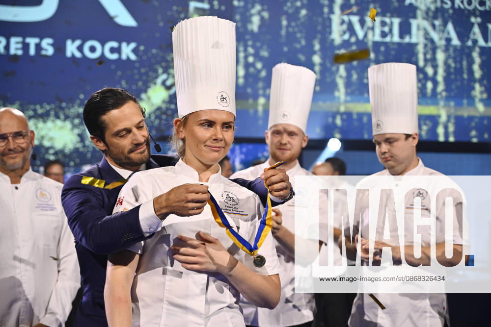 STOCKHOLM, SWEDEN 20261001 Evelina Änggren, winner of Chef of the Year, receives her medal from Prince Carl Philip during the final of Chef of the Year 2026 at Annexet in Stockholm STOCKHOLM, SWEDEN