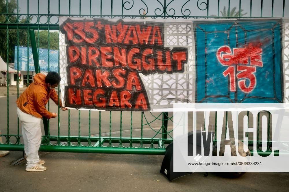 JAKARTA, INDONESIA, OCTOBER 1, 2026: Human rights activists participate in the 927th Kamisan (Thursday) protest outside the Merdeka Palace in Jakarta, marking the fourth anniversary of the Kanjuruhan tragedy. The disaster occurred on October 1, 2022, during an Indonesian Liga 1 football match between Arema FC and Persebaya Surabaya at Kanjuruhan Stadium in Malang, East Java. Indonesia s National Commission on Human Rights (Komnas HAM) identified the firing of tear gas by police as the main trigger of the disaster, which resulted in the deaths of 135 people as spectators attempted to escape the stadium. The annual Kamisan protest calls for justice, accountability and the rights of victims and their fa - ZUMAq101 20261001_zna_q101_129