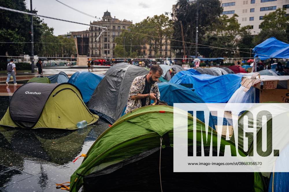 BARCELONA, SPAIN - OCTOBER 1, 2026. Housing rights activists brave heavy rain on the second day of an encampment at Plaza Catalunya, in Barcelona, Spain. Activists have set up camp to maintain pressure on political parties as the Congress of Deputies prepares to debate and vote on two crucial legislative decrees regarding social and housing reforms. Barcelona Spain - ZUMAq101 20261001_zna_q101_188