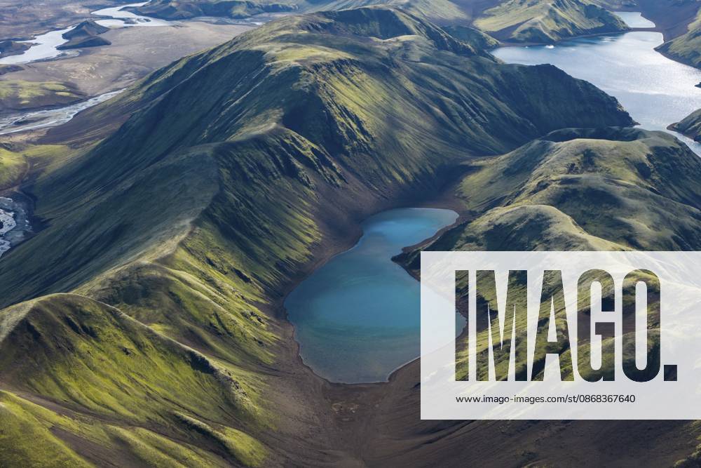 See und moosbewachsene Berge im isländischen Hochland, Vatnajökull Nationalpark, Island Lake and moss-covered mountains in the Icelandic Highlands, Vatnajökull National Park, Iceland