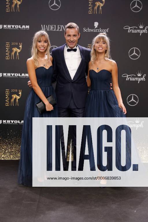 Kai Pflaume with the two Youtube stars Lisa and Lena at the Bambi 2018 award ceremony on 16 11 2018 in Berlin Bambi 2018 award ceremony in Berlin