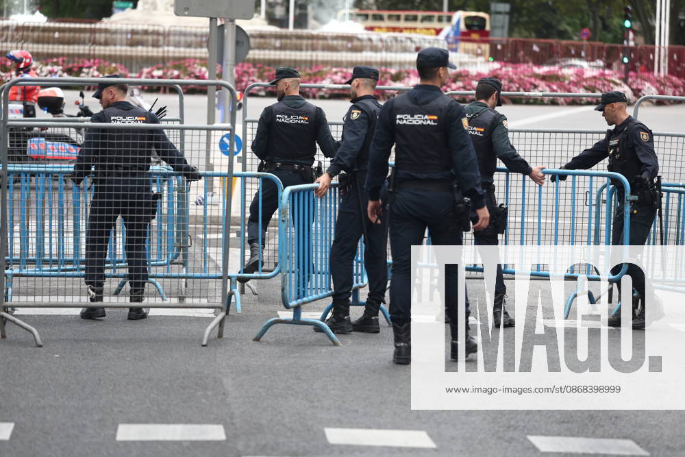 Police Set Up Barriers at the Entrance to Congress Following Announcement by Protesters Camped at Puerta del Sol That They Will Protest During the Plenary Session National Police officers set up barriers around the perimeter of the Congress of Deputies on October 2, 2026, in Madrid, Spain. The National Police have increased security and erected barriers at the entrance to the Congress of Deputies following an announcement by social groups camped out at Puerta del Sol that they will gather near the Lower House to demand the approval of housing decrees. OCT 2RE 2026 Madrid, Madrid, Spain