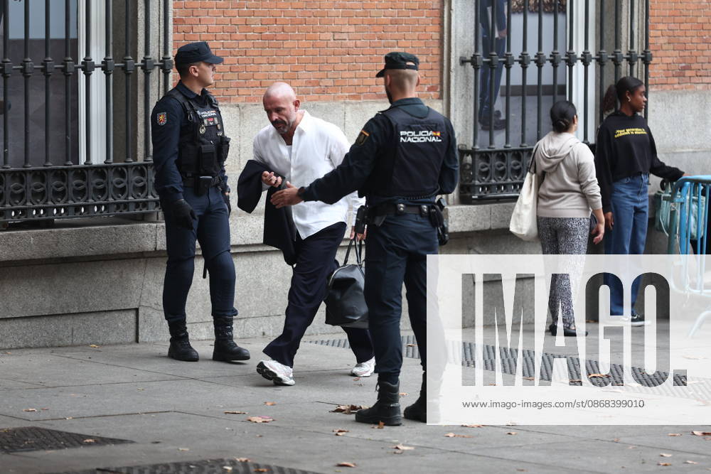 Police Set Up Barriers at the Entrance to Congress Following Announcement by Protesters Camped at Puerta del Sol That They Will Protest During the Plenary Session National Police officers set up barriers around the perimeter of the Congress of Deputies on October 2, 2026, in Madrid, Spain. The National Police have increased security and erected barriers at the entrance to the Congress of Deputies following an announcement by social groups camped out at Puerta del Sol that they will gather near the Lower House to demand the approval of housing decrees. OCT 2RE 2026 Madrid, Madrid, Spain