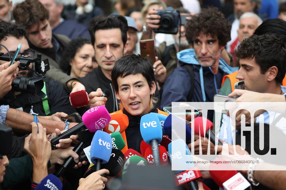 Protests Outside Congress Ahead of the Vote on Housing Decrees Alicia del Rio, spokesperson for the Madrid Tenants’ Union, speaks to the media during a housing protest outside the Congress of Deputies on October 2, 2026, in Madrid, Spain. The Madrid Tenants’ Union has organized a protest outside the Congress of Deputies to demand a vote in favor of the two housing decrees proposed by the government this week. OCTOBER 2, 2026 Alejandro Martínez Vé Madrid, Madrid, Spain
