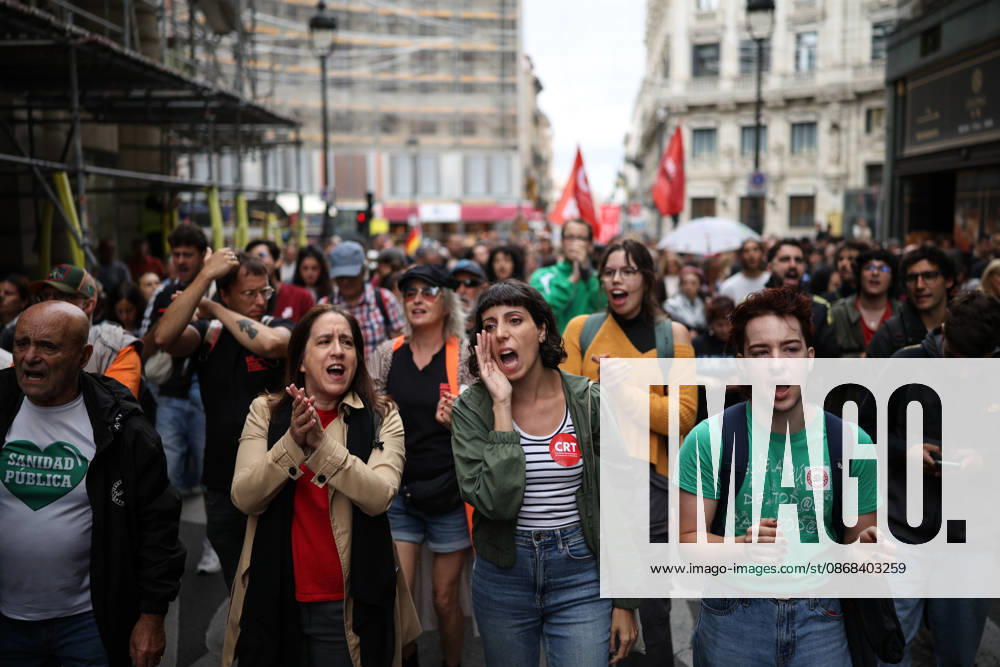 Protests Outside Congress Ahead of the Vote on Housing Decrees Dozens of people march in a protest toward the Congress of Deputies on October 2, 2026, in Madrid, Spain. The Madrid Tenants’ Union has called for a protest outside the Congress of Deputies to demand a vote in favor of the two housing decrees proposed by the government this week. OCTOBER 2, 2026 Alejandro Martínez Vé Madrid, Madrid, Spain