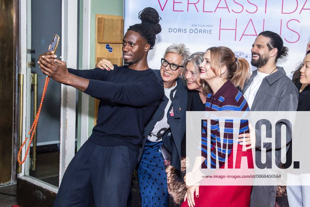 ABB FRAUWINKLER Eugene Boateng Cell Phone Photos Doris Doerrie, Angela Winkler, Laura Tonke, Josef Ellers on the red carpet at the special screening of the movie *Frau Winkler Verlässt das Haus* at the Cinema Paris in Berlin, October 1, 2026, Berlin, Germany
