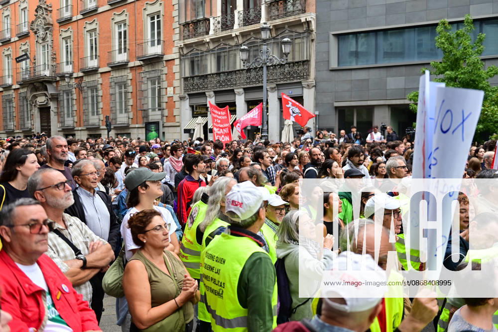 Tenants and housing activists gather outside the Congress of Deputies in Madrid during a demonstration called by the Sindicato de Inquilinas e Inquilinos de Madrid. The protest takes place on the Spanish Parliament votes on two Royal Decree-Laws on housing: one concerning measures to protect the social function of housing and increase affordable housing supply, and another aimed at strengthening the stability of habitual rental contracts. The demonstration was organized to pressure lawmakers during the vote. Junts had announced its opposition to the measures, while PP and Vox were also expected to vote against them. Madrid SPAIN - ZUMAz108 20261002_znp_z108_015