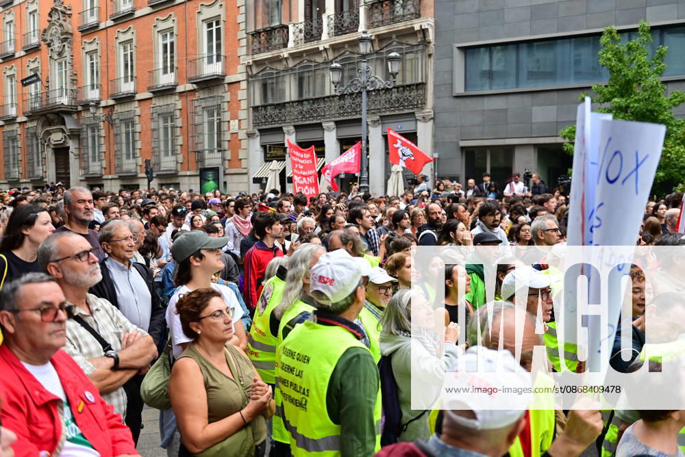Tenants and housing activists gather outside the Congress of Deputies in Madrid during a demonstration called by the Sindicato de Inquilinas e Inquilinos de Madrid. The protest takes place on the Spanish Parliament votes on two Royal Decree-Laws on housing: one concerning measures to protect the social function of housing and increase affordable housing supply, and another aimed at strengthening the stability of habitual rental contracts. The demonstration was organized to pressure lawmakers during the vote. Junts had announced its opposition to the measures, while PP and Vox were also expected to vote against them. Madrid SPAIN - ZUMAz108 20261002_znp_z108_015