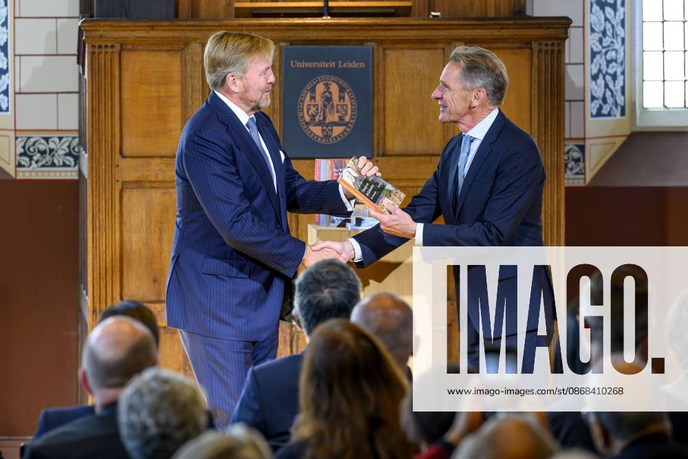 Leiden, The Netherlands, 2026-10-02 11:59:30 LEIDEN, 02-10-2026, Leiden University. King Willem Alexander receives the results of the independent research into the role of the House of Orange-Nassau in the colonial history of the Netherlands in the Academy Building of Leiden University. Principal investigator Prof. Dr. Gert Oostindie presents the King with the five books on which approximately sixty researchers have worked over the past few years, including the comprehensive popular book *Oranje en de Koloniën, 1600-2025. De kolonie geschiedenis van het Huis Oranje-Nassau*. PHOTO: NLBeeld Patrick van Emst Credit: NL Beeld Patrick van Emst