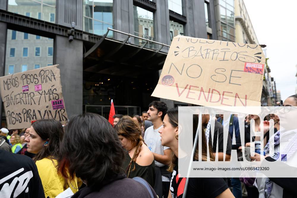 Tenants protest during housing decree vote MADRID, SPAIN, OCTOBER 2, 2026: Members and supporters of the Sindicato de Inquilinas e Inquilinos de Madrid take part in a demonstration outside the Congress of Deputies as lawmakers debate and vote on two government housing decrees aimed at strengthening tenant protections and increasing affordable housing supply. Madrid Spain