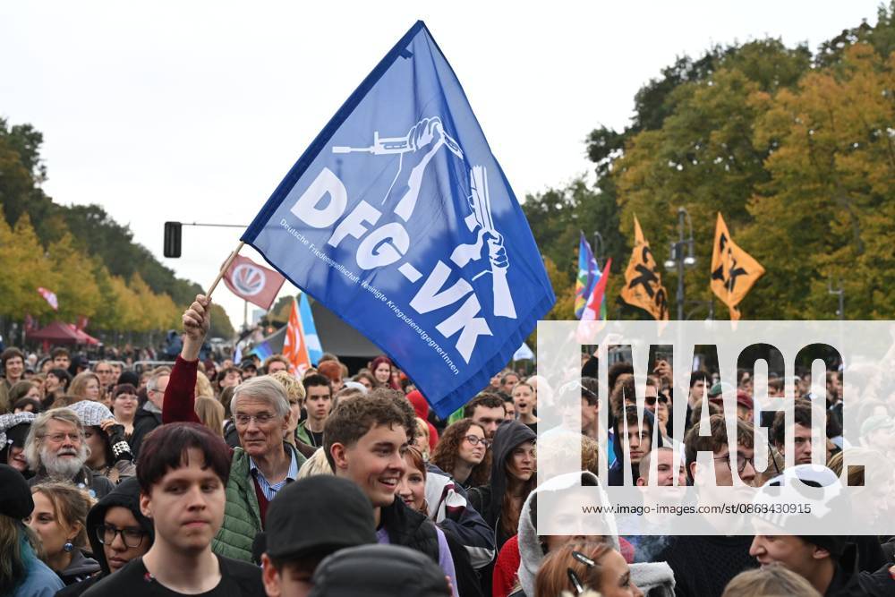 Menschen protestieren am 02.10.2026 vor dem Brandenburger Tor unter dem Motto Unzwingbar - Kein Bock auf Krieg und Wehrpflicht . Zu den Veranstaltern der Demonstration zaehlen unter anderem Attac, die Deutsche Friedensgesellschaft und der Internationale Jugendverband. In einem vorab verbreiteten Aufruf stellten sich die Organisationen etwa gegen eine Wiedereinfuehrung der Wehrpflicht und die Anwerbung Jugendlicher unter 18 Jahren fuer die Bundeswehr. Das Buendnis forderte zudem mehr Geld fuer Bildung, Gesundheit und Soziales statt fuer Krieg. Angekuendigt waren Redebeitraege unter anderem von Gewerkschaftern, Schueler- und Studentengruppen und der Schulstreikbewegung. Daneben sollte es Auftritte mehrerer Bands und Musiker geben. (Siehe epd