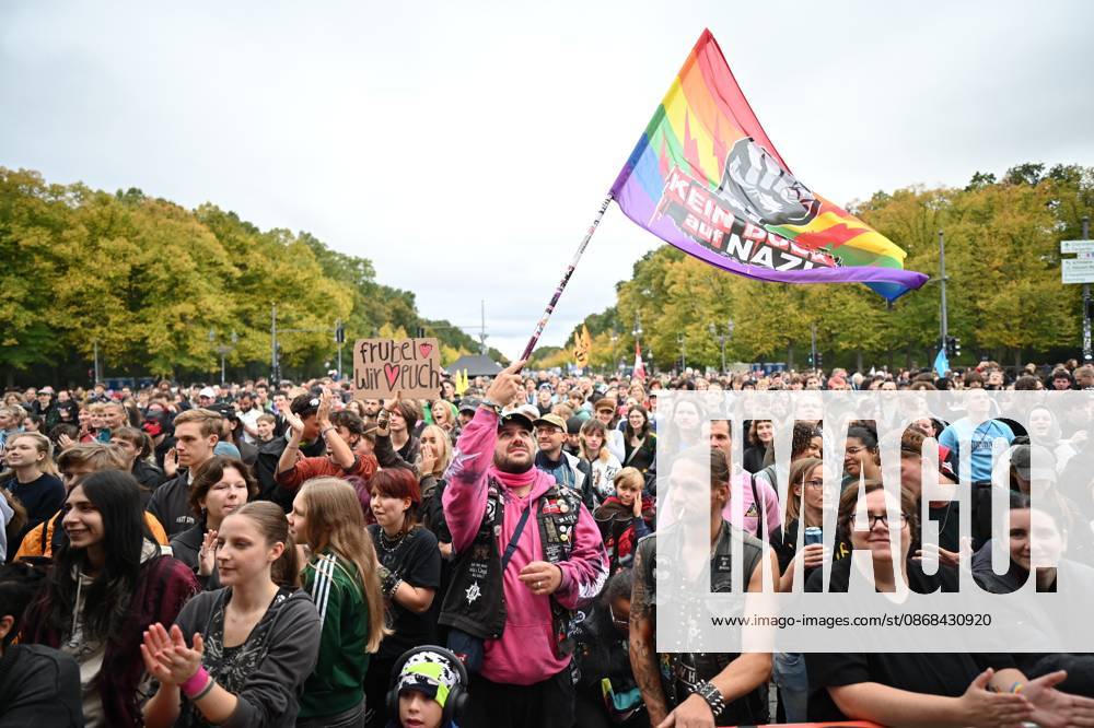 Menschen protestieren am 02.10.2026 vor dem Brandenburger Tor unter dem Motto Unzwingbar - Kein Bock auf Krieg und Wehrpflicht . Zu den Veranstaltern der Demonstration zaehlen unter anderem Attac, die Deutsche Friedensgesellschaft und der Internationale Jugendverband. In einem vorab verbreiteten Aufruf stellten sich die Organisationen etwa gegen eine Wiedereinfuehrung der Wehrpflicht und die Anwerbung Jugendlicher unter 18 Jahren fuer die Bundeswehr. Das Buendnis forderte zudem mehr Geld fuer Bildung, Gesundheit und Soziales statt fuer Krieg. Angekuendigt waren Redebeitraege unter anderem von Gewerkschaftern, Schueler- und Studentengruppen und der Schulstreikbewegung. Daneben sollte es Auftritte mehrerer Bands und Musiker geben. (Siehe epd