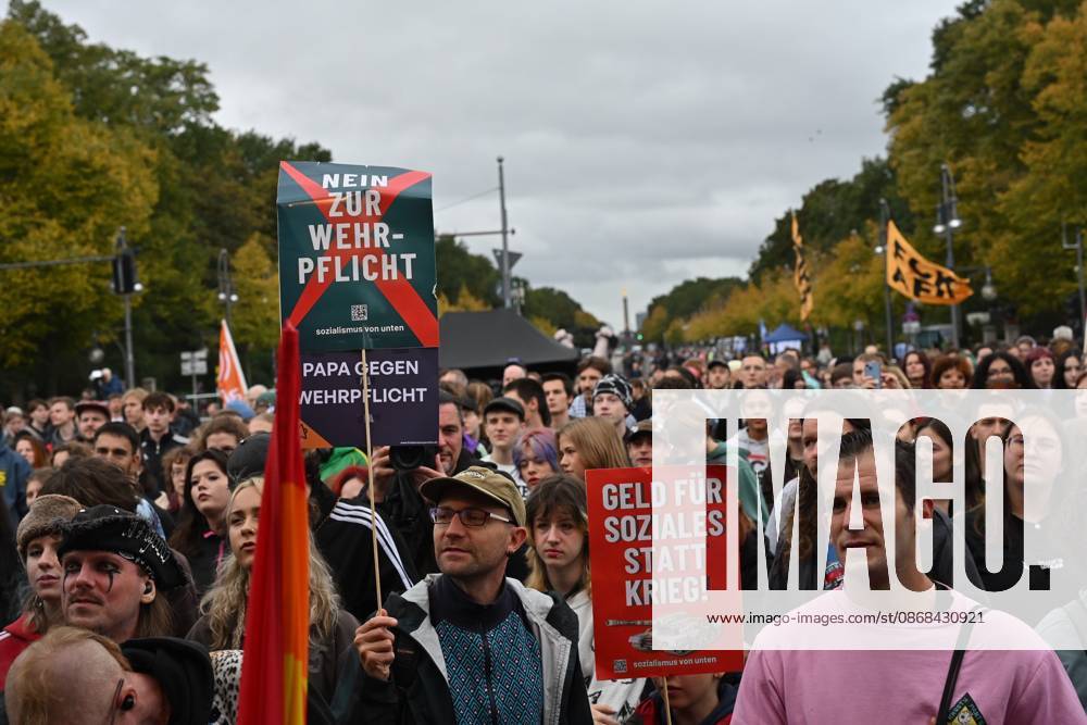 Menschen protestieren am 02.10.2026 vor dem Brandenburger Tor unter dem Motto Unzwingbar - Kein Bock auf Krieg und Wehrpflicht . Zu den Veranstaltern der Demonstration zaehlen unter anderem Attac, die Deutsche Friedensgesellschaft und der Internationale Jugendverband. In einem vorab verbreiteten Aufruf stellten sich die Organisationen etwa gegen eine Wiedereinfuehrung der Wehrpflicht und die Anwerbung Jugendlicher unter 18 Jahren fuer die Bundeswehr. Das Buendnis forderte zudem mehr Geld fuer Bildung, Gesundheit und Soziales statt fuer Krieg. Angekuendigt waren Redebeitraege unter anderem von Gewerkschaftern, Schueler- und Studentengruppen und der Schulstreikbewegung. Daneben sollte es Auftritte mehrerer Bands und Musiker geben. (Siehe epd
