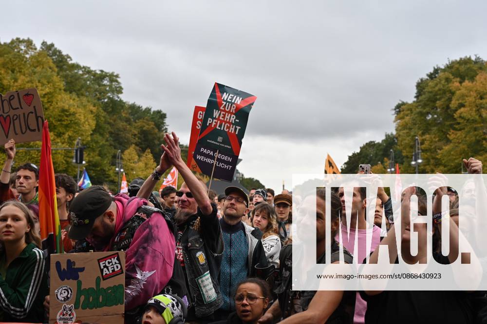 Menschen protestieren am 02.10.2026 vor dem Brandenburger Tor unter dem Motto Unzwingbar - Kein Bock auf Krieg und Wehrpflicht . Zu den Veranstaltern der Demonstration zaehlen unter anderem Attac, die Deutsche Friedensgesellschaft und der Internationale Jugendverband. In einem vorab verbreiteten Aufruf stellten sich die Organisationen etwa gegen eine Wiedereinfuehrung der Wehrpflicht und die Anwerbung Jugendlicher unter 18 Jahren fuer die Bundeswehr. Das Buendnis forderte zudem mehr Geld fuer Bildung, Gesundheit und Soziales statt fuer Krieg. Angekuendigt waren Redebeitraege unter anderem von Gewerkschaftern, Schueler- und Studentengruppen und der Schulstreikbewegung. Daneben sollte es Auftritte mehrerer Bands und Musiker geben. (Siehe epd