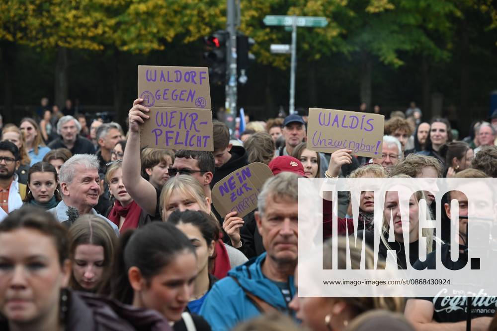 Menschen protestieren am 02.10.2026 vor dem Brandenburger Tor unter dem Motto Unzwingbar - Kein Bock auf Krieg und Wehrpflicht . Zu den Veranstaltern der Demonstration zaehlen unter anderem Attac, die Deutsche Friedensgesellschaft und der Internationale Jugendverband. In einem vorab verbreiteten Aufruf stellten sich die Organisationen etwa gegen eine Wiedereinfuehrung der Wehrpflicht und die Anwerbung Jugendlicher unter 18 Jahren fuer die Bundeswehr. Das Buendnis forderte zudem mehr Geld fuer Bildung, Gesundheit und Soziales statt fuer Krieg. Angekuendigt waren Redebeitraege unter anderem von Gewerkschaftern, Schueler- und Studentengruppen und der Schulstreikbewegung. Daneben sollte es Auftritte mehrerer Bands und Musiker geben. (Siehe epd