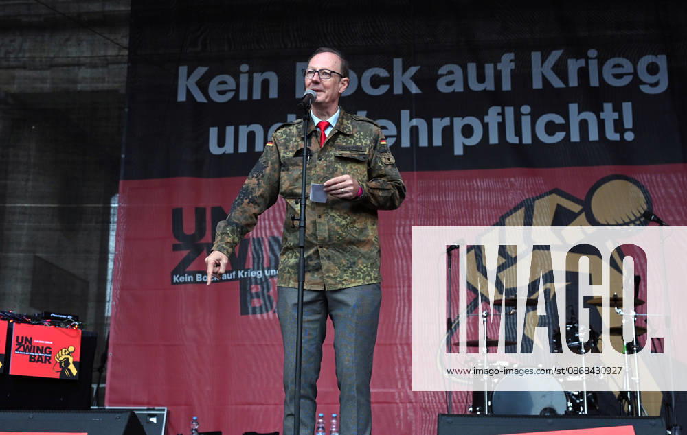 Satiriker und Politiker Martin Sonneborn, Parteivorsitzender der Partei Die PARTEI und Mitglied des Europaeischen Parlaments, spricht am 02.10.2026 vor dem Brandenburger Tor waehrend einer Kundgebung mit dem Motto Unzwingbar - Kein Bock auf Krieg und Wehrpflicht . Zu den Veranstaltern der Demonstration zaehlen unter anderem Attac, die Deutsche Friedensgesellschaft und der Internationale Jugendverband. In einem vorab verbreiteten Aufruf stellten sich die Organisationen etwa gegen eine Wiedereinfuehrung der Wehrpflicht und die Anwerbung Jugendlicher unter 18 Jahren fuer die Bundeswehr. Das Buendnis forderte zudem mehr Geld fuer Bildung, Gesundheit und Soziales statt fuer Krieg. Angekuendigt waren Redebeitraege unter anderem von Gewerkschaf