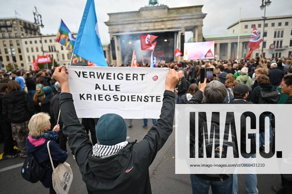 Menschen protestieren am 02.10.2026 vor dem Brandenburger Tor unter dem Motto Unzwingbar - Kein Bock auf Krieg und Wehrpflicht . Zu den Veranstaltern der Demonstration zaehlen unter anderem Attac, die Deutsche Friedensgesellschaft und der Internationale Jugendverband. In einem vorab verbreiteten Aufruf stellten sich die Organisationen etwa gegen eine Wiedereinfuehrung der Wehrpflicht und die Anwerbung Jugendlicher unter 18 Jahren fuer die Bundeswehr. Das Buendnis forderte zudem mehr Geld fuer Bildung, Gesundheit und Soziales statt fuer Krieg. Angekuendigt waren Redebeitraege unter anderem von Gewerkschaftern, Schueler- und Studentengruppen und der Schulstreikbewegung. Daneben sollte es Auftritte mehrerer Bands und Musiker geben. (Siehe epd