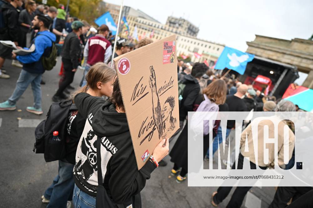 Menschen protestieren am 02.10.2026 vor dem Brandenburger Tor unter dem Motto Unzwingbar - Kein Bock auf Krieg und Wehrpflicht . Zu den Veranstaltern der Demonstration zaehlen unter anderem Attac, die Deutsche Friedensgesellschaft und der Internationale Jugendverband. In einem vorab verbreiteten Aufruf stellten sich die Organisationen etwa gegen eine Wiedereinfuehrung der Wehrpflicht und die Anwerbung Jugendlicher unter 18 Jahren fuer die Bundeswehr. Das Buendnis forderte zudem mehr Geld fuer Bildung, Gesundheit und Soziales statt fuer Krieg. Angekuendigt waren Redebeitraege unter anderem von Gewerkschaftern, Schueler- und Studentengruppen und der Schulstreikbewegung. Daneben sollte es Auftritte mehrerer Bands und Musiker geben. (Siehe epd