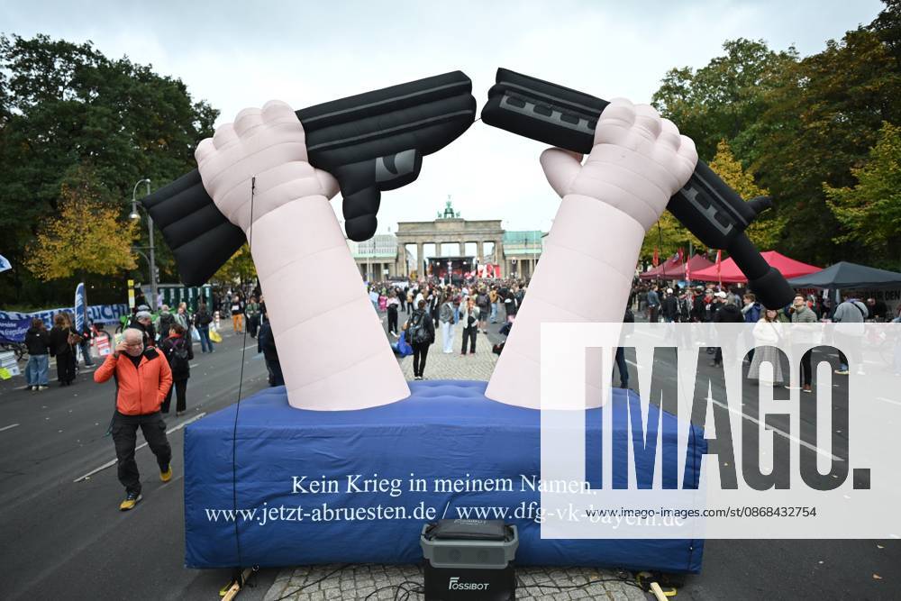 Eine aufblasbare Anti-Kriegs-Plastik am 02.10.2026 waehrend einer Kundgebung vor dem Brandenburger Tor unter dem Motto Unzwingbar - Kein Bock auf Krieg und Wehrpflicht . Zu den Veranstaltern der Demonstration zaehlen unter anderem Attac, die Deutsche Friedensgesellschaft und der Internationale Jugendverband. In einem vorab verbreiteten Aufruf stellten sich die Organisationen etwa gegen eine Wiedereinfuehrung der Wehrpflicht und die Anwerbung Jugendlicher unter 18 Jahren fuer die Bundeswehr. Das Buendnis forderte zudem mehr Geld fuer Bildung, Gesundheit und Soziales statt fuer Krieg. Angekuendigt waren Redebeitraege unter anderem von Gewerkschaftern, Schueler- und Studentengruppen und der Schulstreikbewegung. Daneben sollte es Auftritte meh