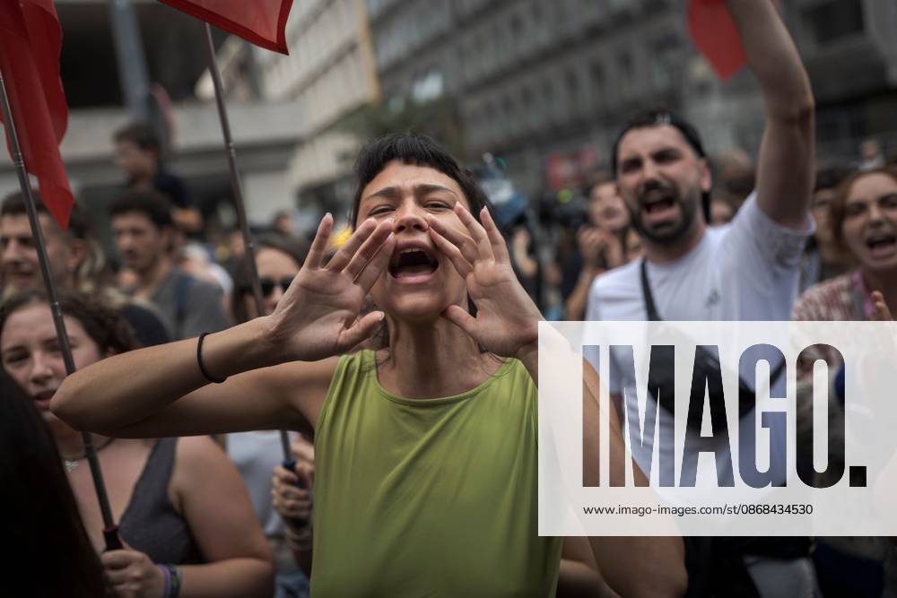 MADRID, SPAIN, OCTOBER 2, 2026: Members and supporters of the Sindicato de Inquilinas e Inquilinos de Madrid demonstrate outside the Spanish Congress of Deputies as lawmakers debate and vote on two government housing decrees. Protesters marched from their encampment at Puerta del Sol to demand approval of measures including stronger protections against evictions and changes to rental regulations. Both decrees were rejected by parliament, as housing activists continued their mobilization in Madrid and other Spanish cities. Madrid Spain - ZUMAq101 20261002_zna_q101_126