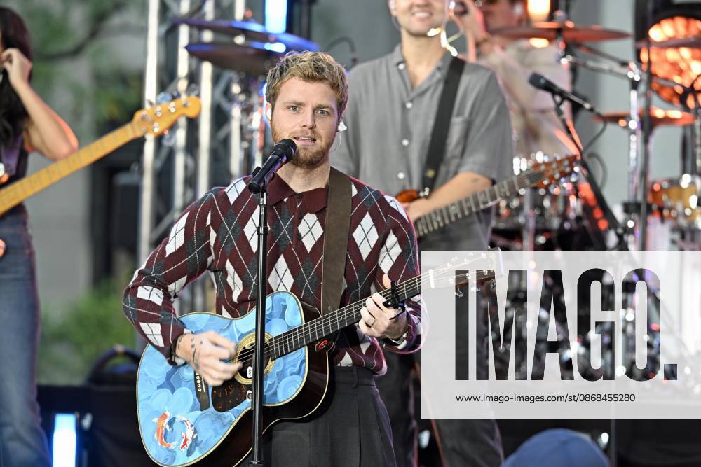 (NEW) Alexander Warren Hughes is an Amarican singer and song writer.October 2nd 2026, New YorkCity, New York, U. S. A. Alexander Warren has performed at NBC s TODAY CITI CONCERT SERIES at Rockefeller Plaza. Warren began his carreer as an independent musician selling his own until he signed on with Atlantic Records in 2022. Alexander Warren s music appeals to audiences of different tastes, such as Rock, Jazz, Folk, and Classical music. Credit: Victor M. Matos Thenews2(Foto: Victor M. Matos Thenews2 imago images)