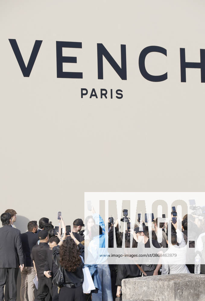 Jeonghan arrives at the Givenchy Spring Summer 2027 Women’s Ready-to-Wear fashion show during Paris Fashion Week (PFW) in Paris, France, on October 2, 2026. Christophe Aubert, Bestimage. Arrival at the Givenchy Spring Summer 2026 Women’s Ready-to-Wear fashion show during Paris Fashion Week (PFW) on October 2, 2026